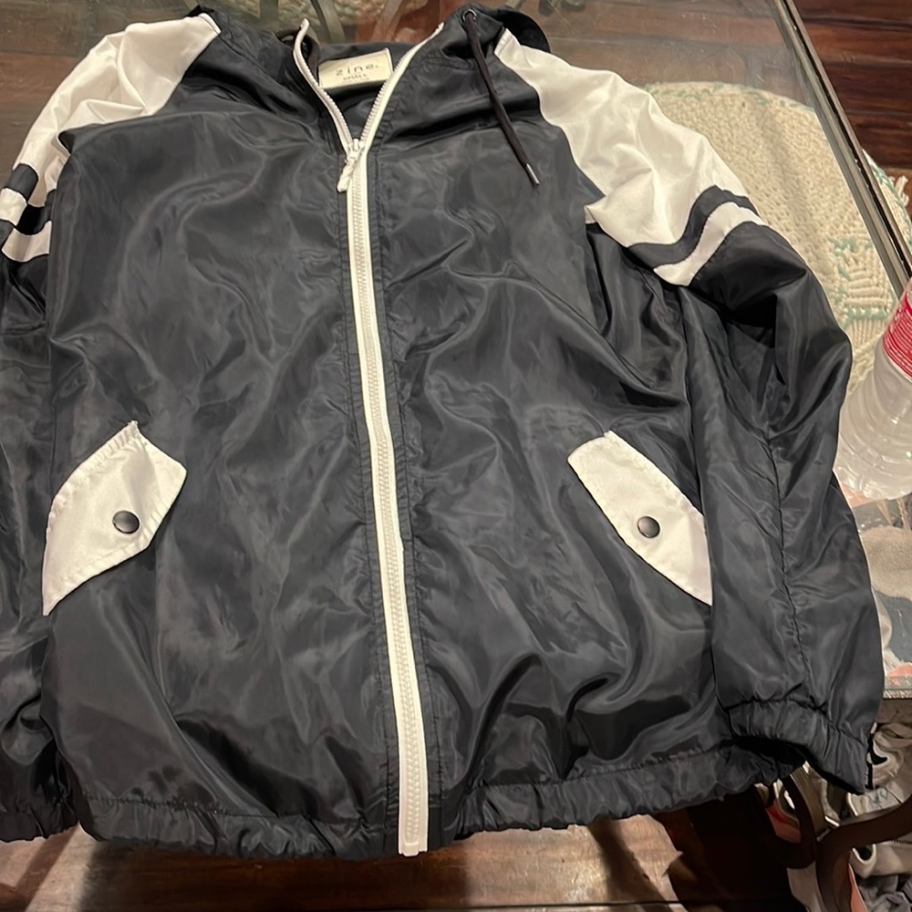 100 % polyester black/white lightweight jacket